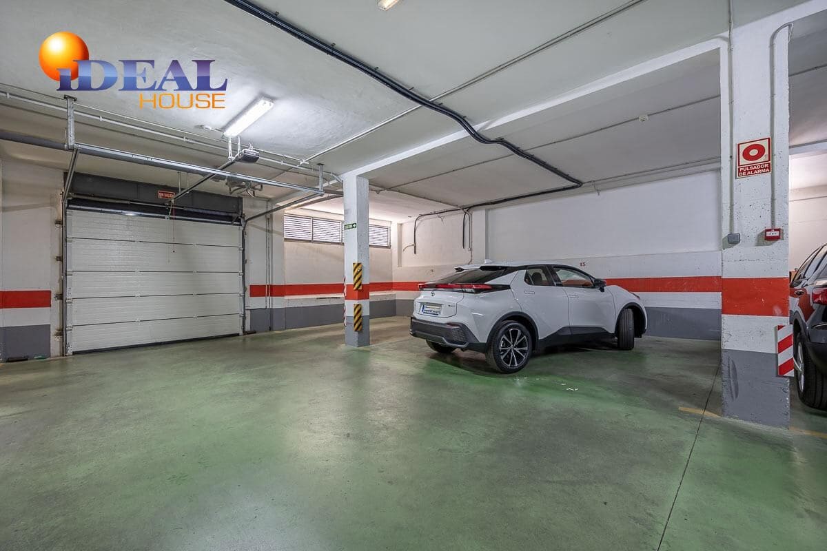 4 bedroom Flat for sale in Granada city with pool - € 440,000 (Ref: 9434090)