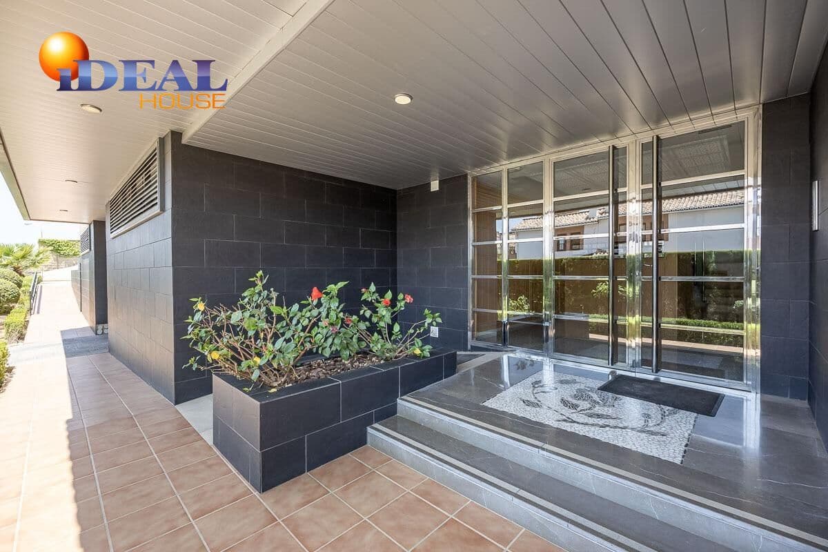 4 bedroom Flat for sale in Granada city with pool - € 440,000 (Ref: 9434090)