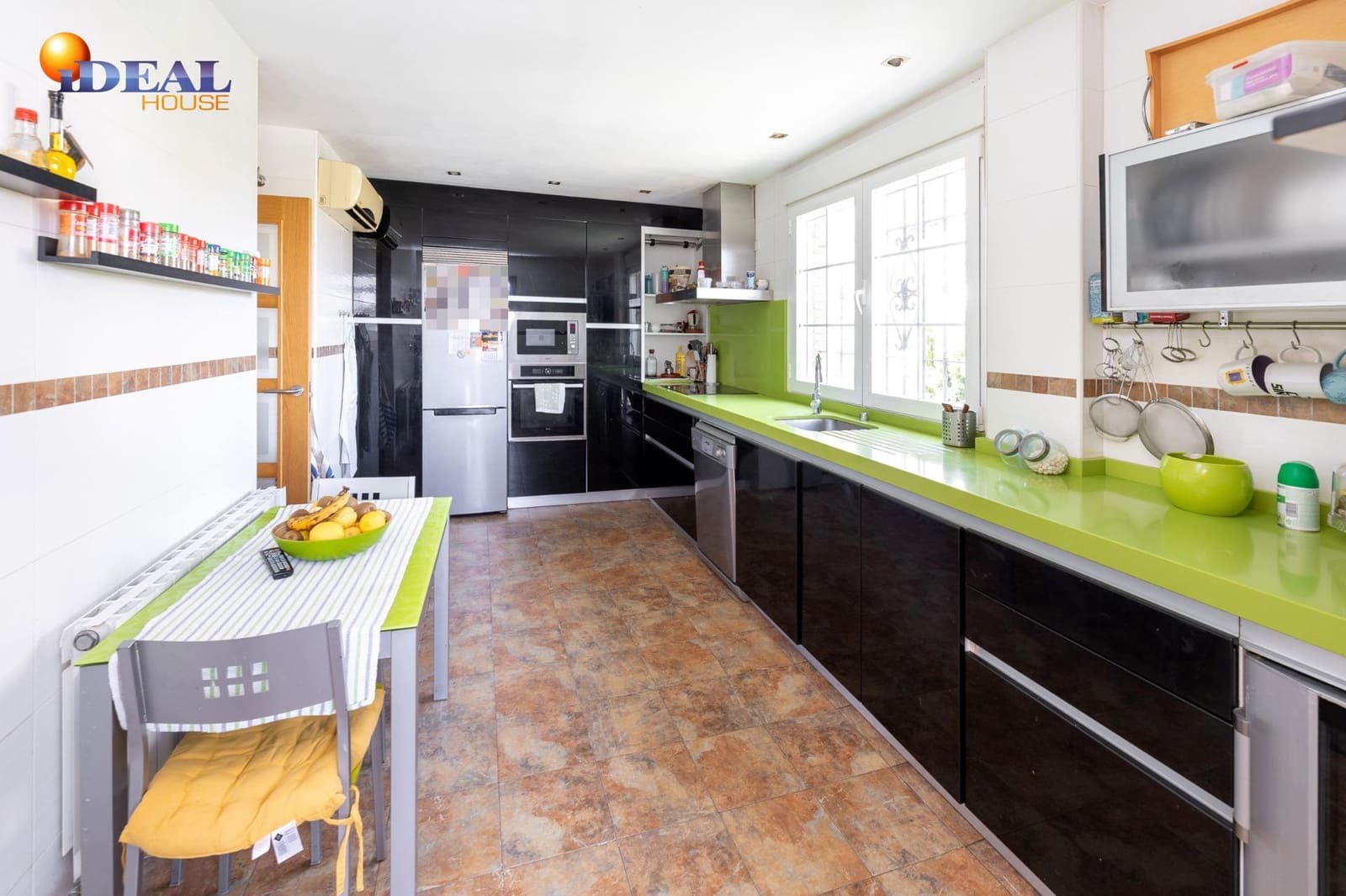 4 bedroom Villa for sale in Huetor Vega with pool garage - € 480,000 (Ref: 9434091)