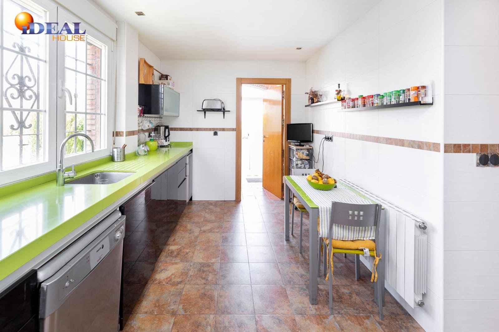 4 bedroom Villa for sale in Huetor Vega with pool garage - € 480,000 (Ref: 9434091)