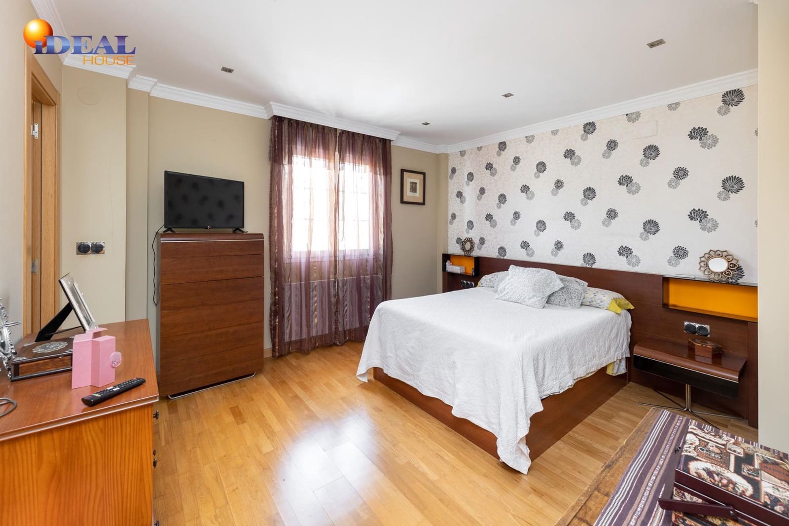 4 bedroom Villa for sale in Huetor Vega with pool garage - € 480,000 (Ref: 9434091)