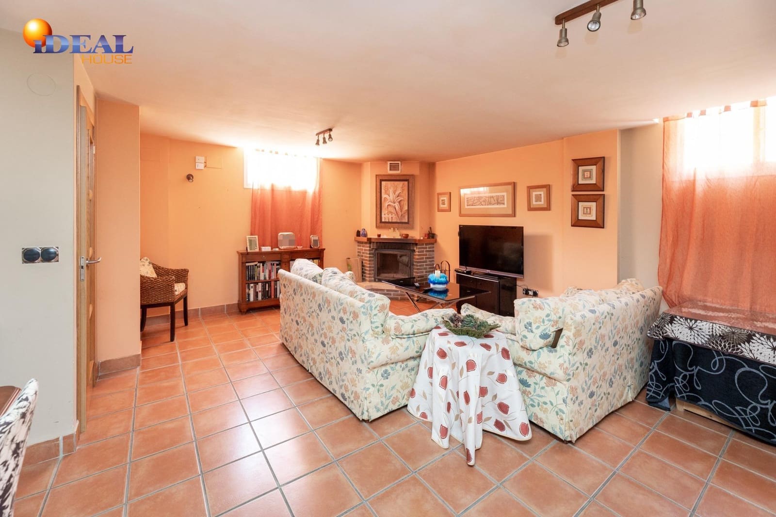 4 bedroom Villa for sale in Huetor Vega with pool garage - € 480,000 (Ref: 9434091)