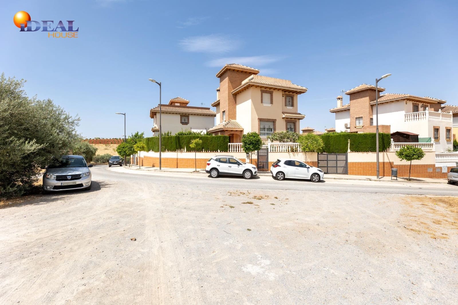 4 bedroom Villa for sale in Huetor Vega with pool garage - € 480,000 (Ref: 9434091)