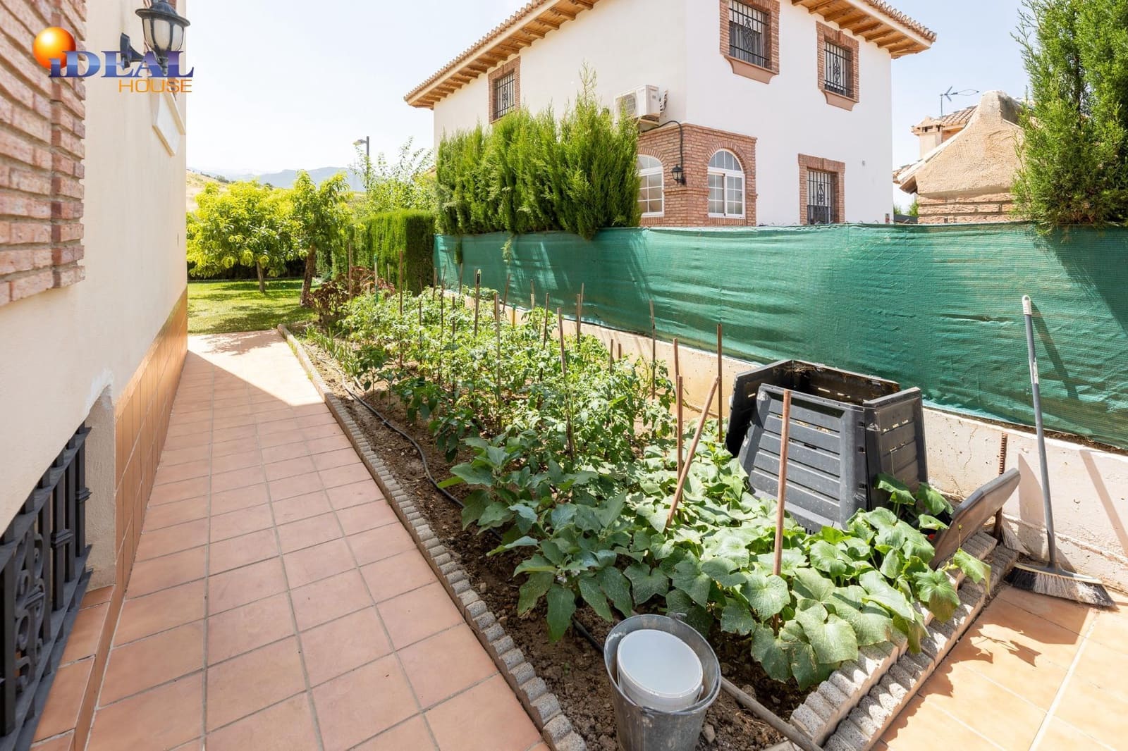 4 bedroom Villa for sale in Huetor Vega with pool garage - € 480,000 (Ref: 9434091)