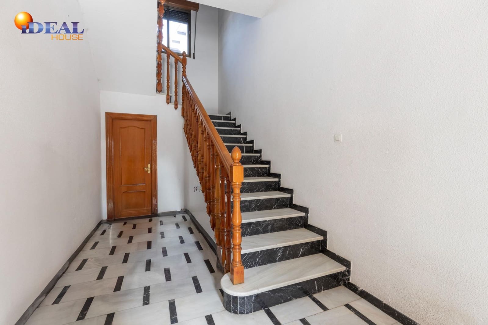 5 bedroom Townhouse for sale in Chauchina with garage - € 300,000 (Ref: 9434093)