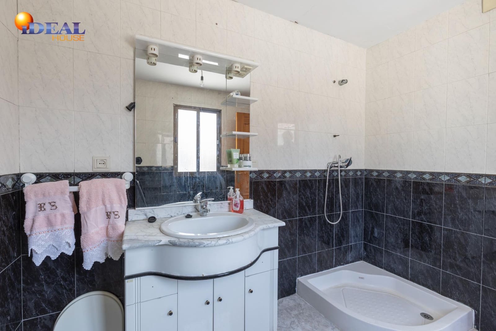 5 bedroom Townhouse for sale in Chauchina with garage - € 300,000 (Ref: 9434093)