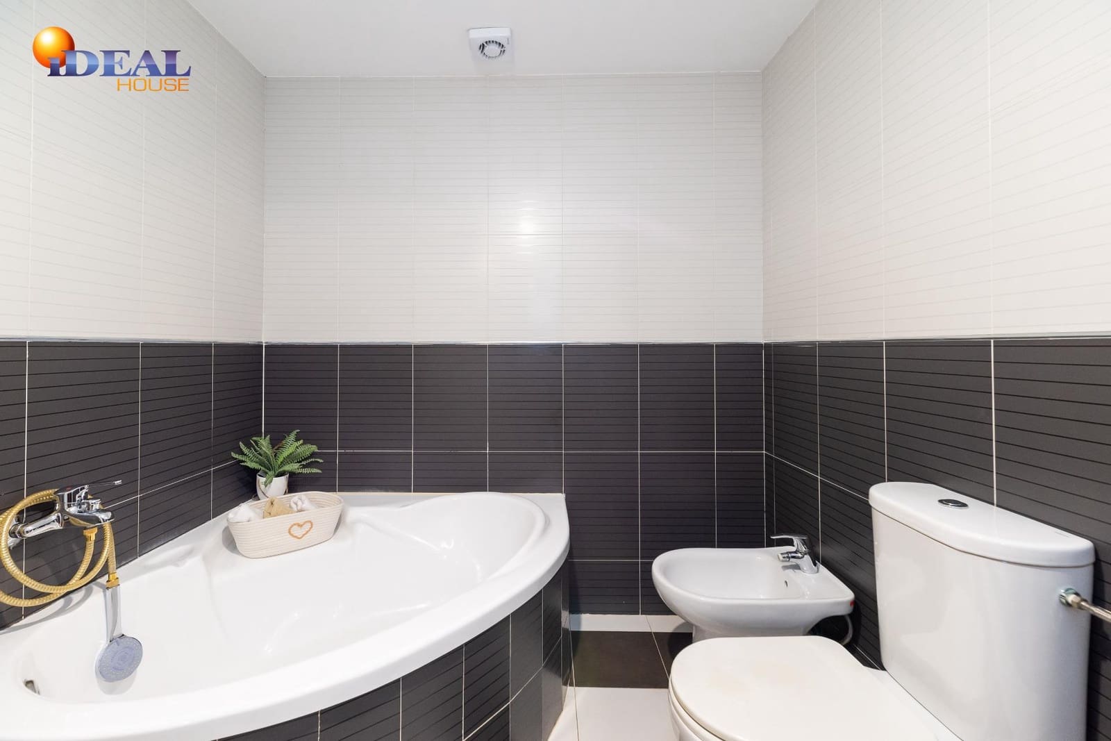 3 bedroom Townhouse for sale in Cogollos Vega - € 124,900 (Ref: 9434104)