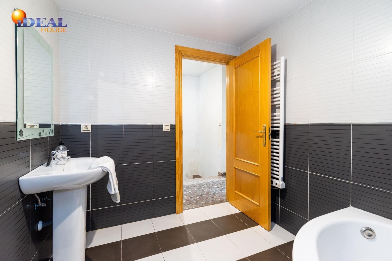 3 bedroom Townhouse for sale in Cogollos Vega - € 124,900 (Ref: 9434104)