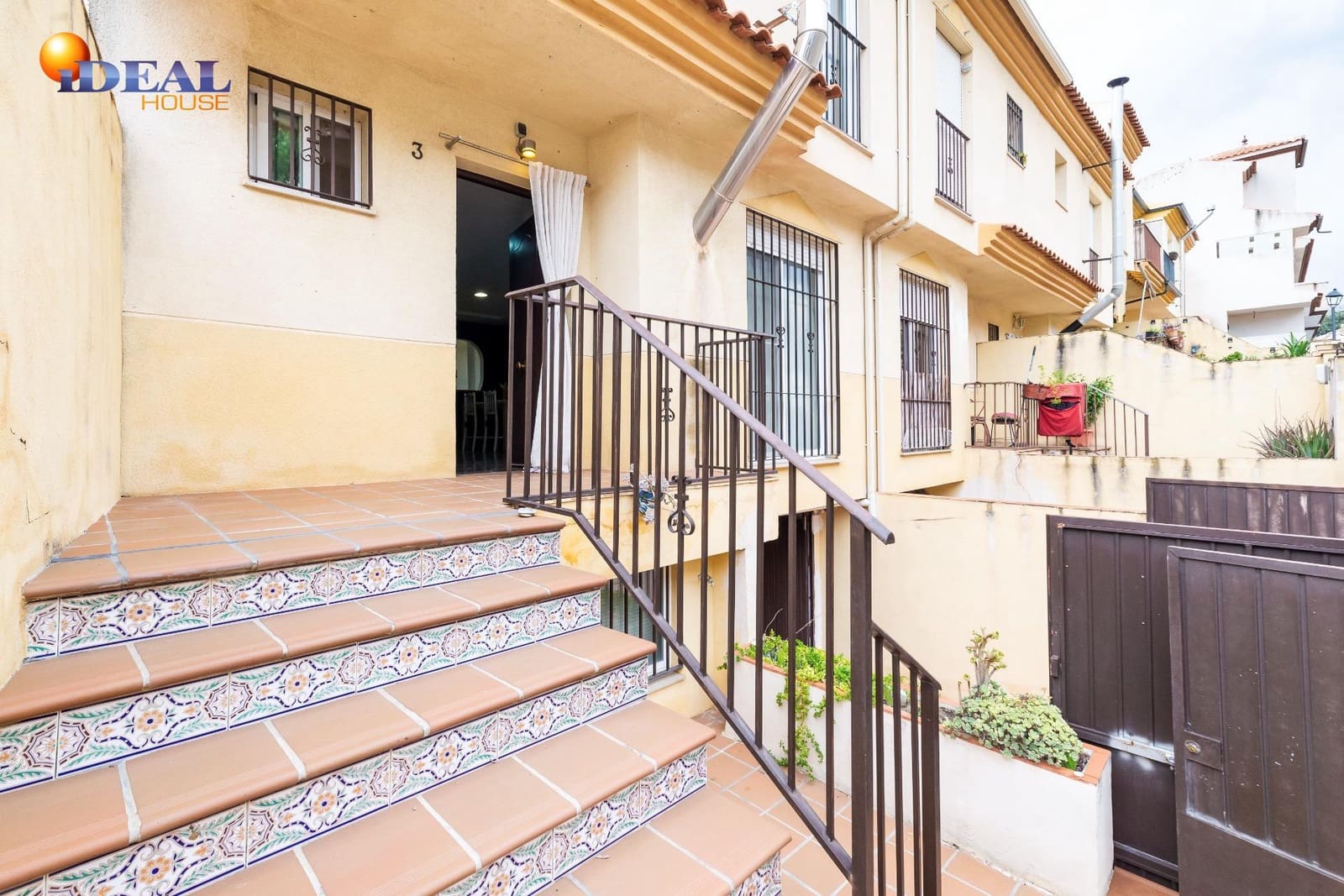 3 bedroom Townhouse for sale in Cogollos Vega - € 124,900 (Ref: 9434104)