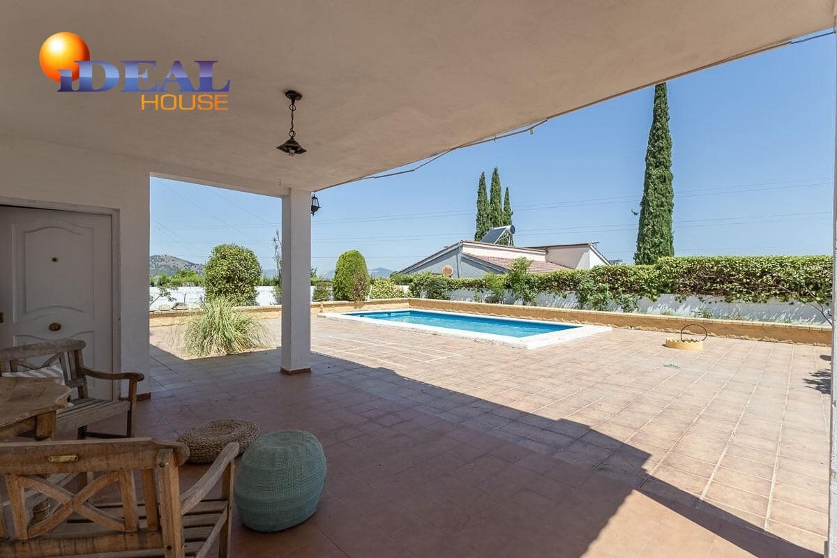 4 bedroom Villa for sale in Peligros with pool garage - € 430,000 (Ref: 9434116)