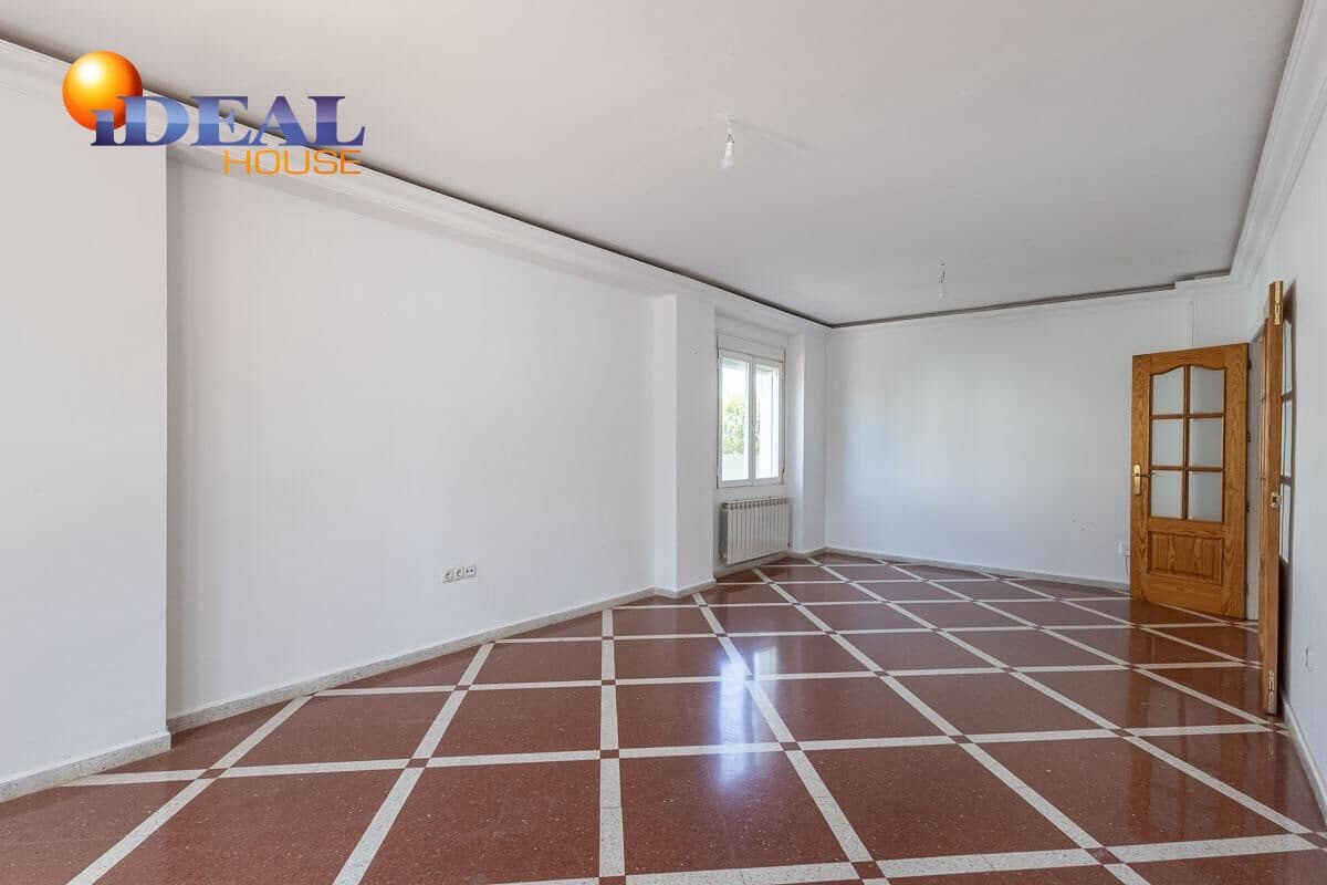 4 bedroom Villa for sale in Peligros with pool garage - € 430,000 (Ref: 9434116)