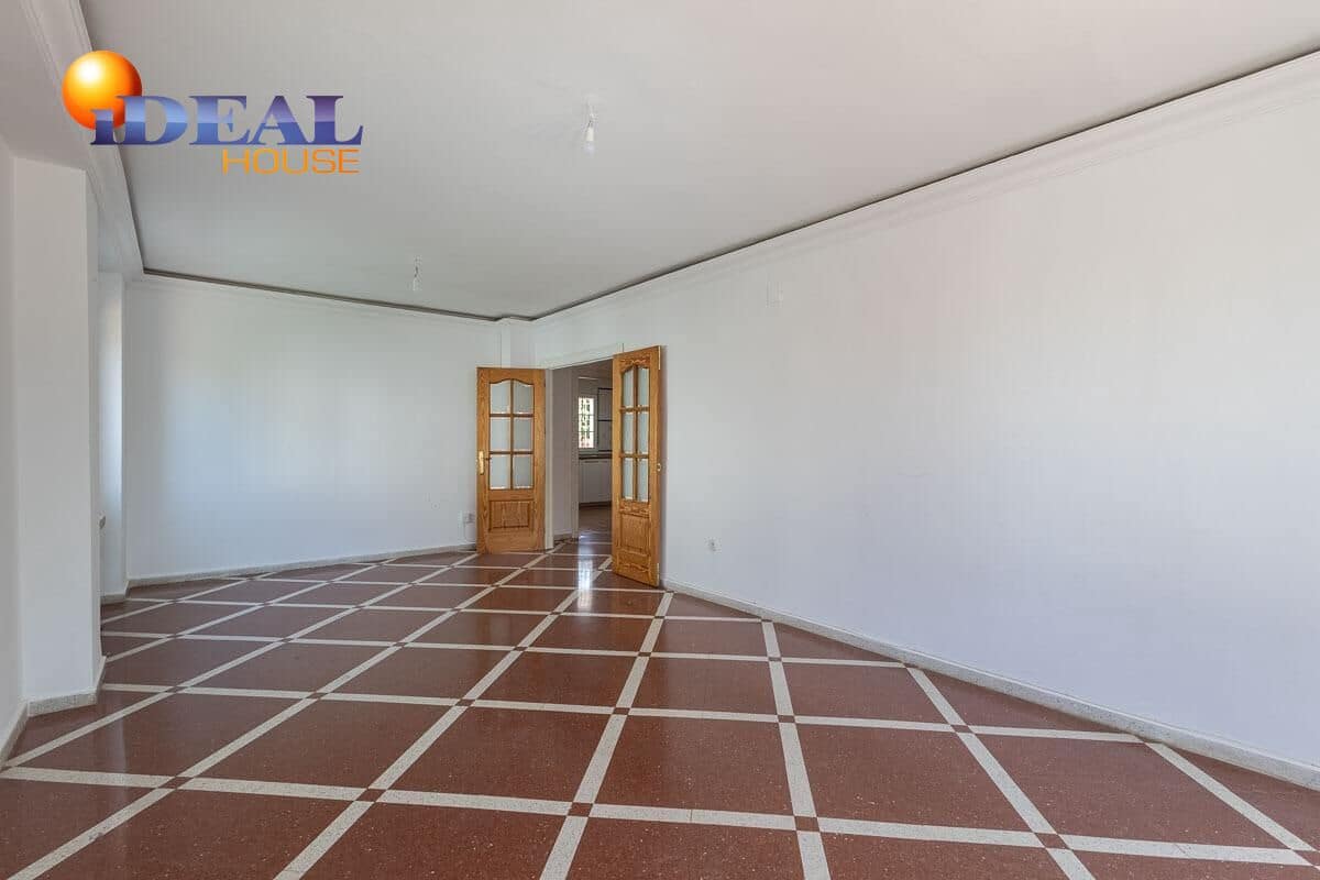 4 bedroom Villa for sale in Peligros with pool garage - € 430,000 (Ref: 9434116)