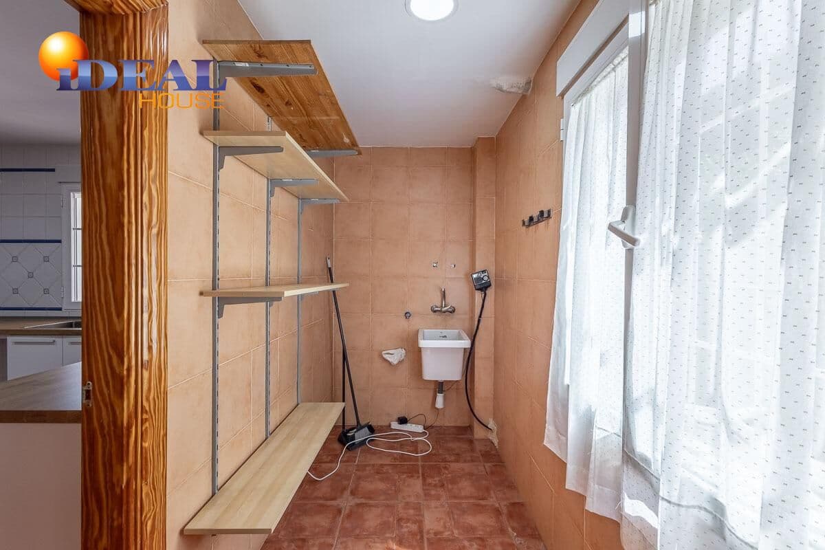 4 bedroom Villa for sale in Peligros with pool garage - € 430,000 (Ref: 9434116)