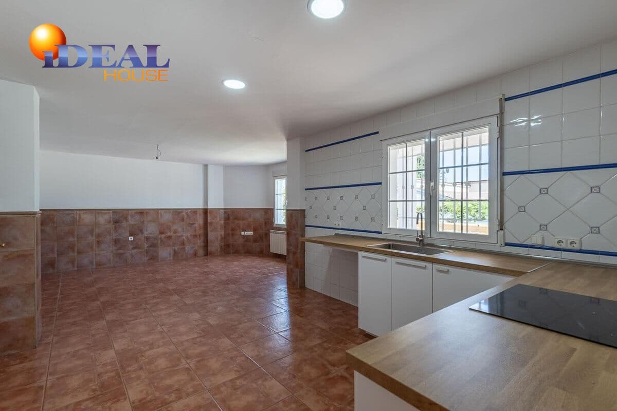 4 bedroom Villa for sale in Peligros with pool garage - € 430,000 (Ref: 9434116)