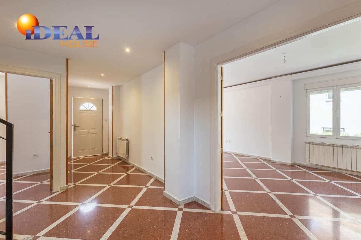 4 bedroom Villa for sale in Peligros with pool garage - € 430,000 (Ref: 9434116)