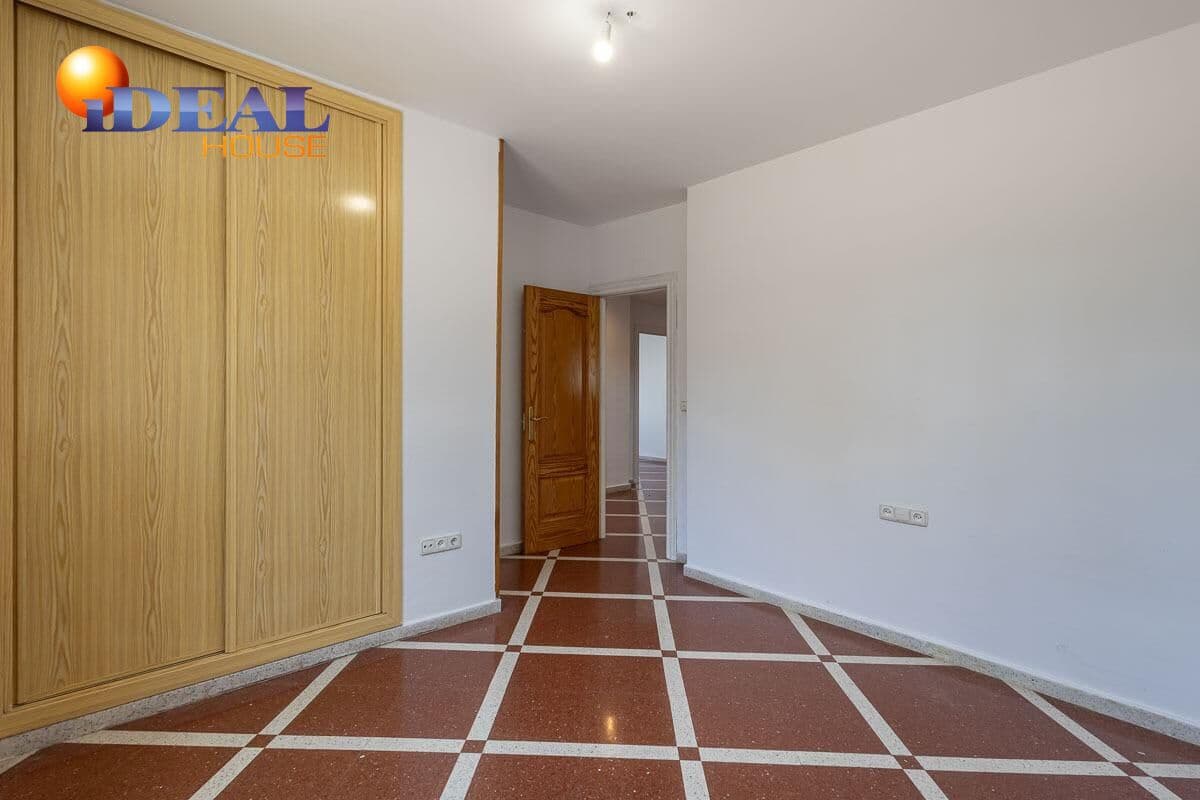 4 bedroom Villa for sale in Peligros with pool garage - € 430,000 (Ref: 9434116)