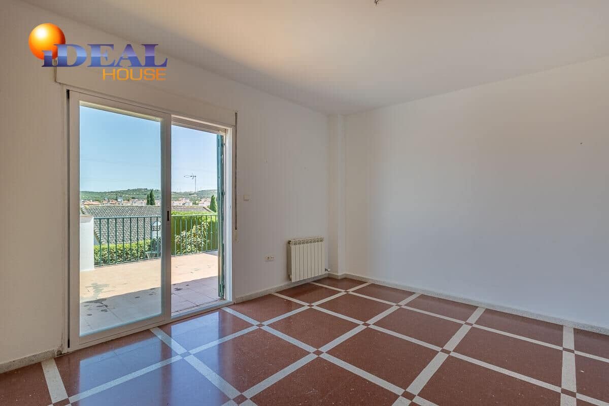 4 bedroom Villa for sale in Peligros with pool garage - € 430,000 (Ref: 9434116)