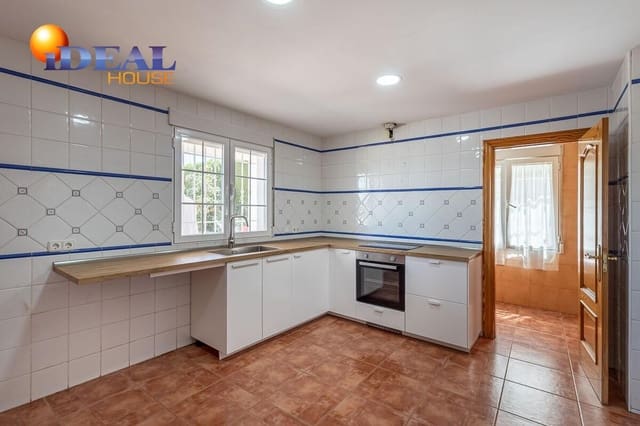 4 sypialnia Willa na sprzedaż w Peligros z basenem garażem - 430 000 € (Ref: 9434116)