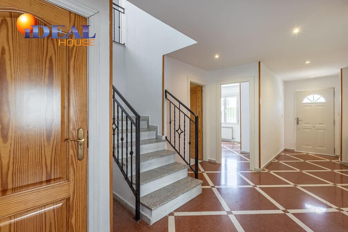 4 bedroom Villa for sale in Peligros with pool garage - € 430,000 (Ref: 9434116)