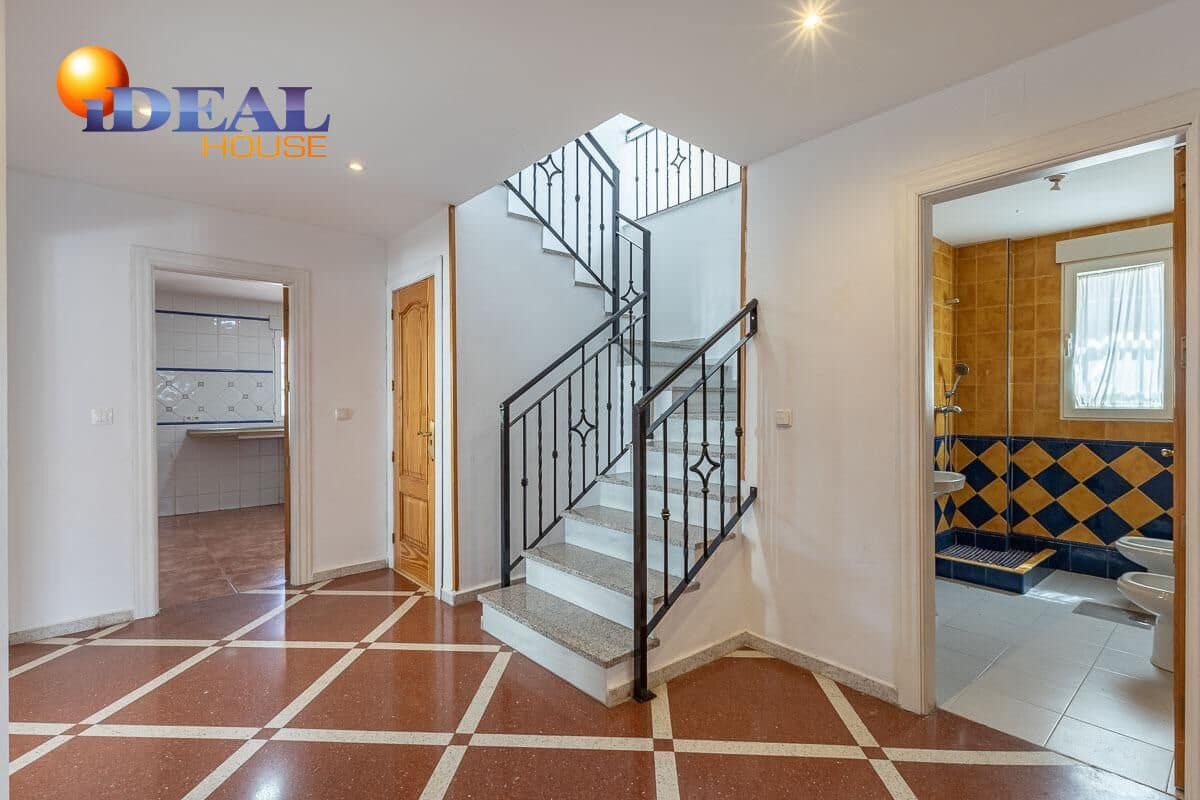 4 bedroom Villa for sale in Peligros with pool garage - € 430,000 (Ref: 9434116)