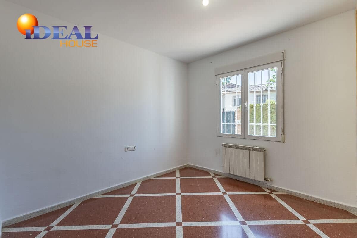 4 bedroom Villa for sale in Peligros with pool garage - € 430,000 (Ref: 9434116)