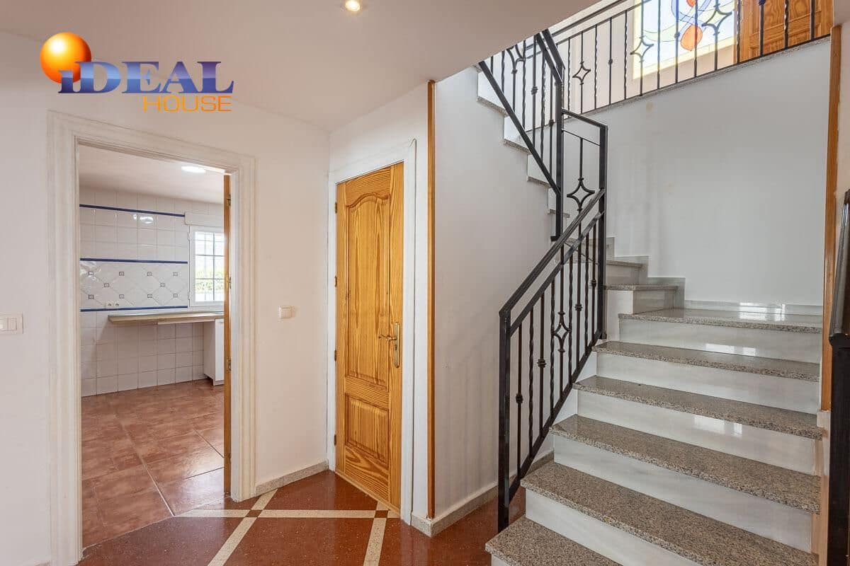 4 bedroom Villa for sale in Peligros with pool garage - € 430,000 (Ref: 9434116)