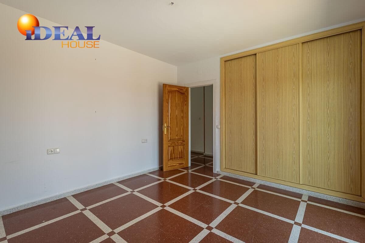 4 bedroom Villa for sale in Peligros with pool garage - € 430,000 (Ref: 9434116)