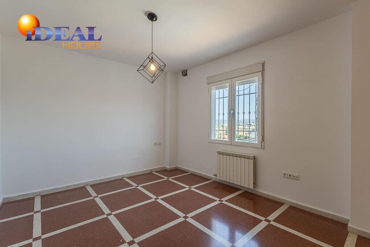 4 bedroom Villa for sale in Peligros with pool garage - € 430,000 (Ref: 9434116)