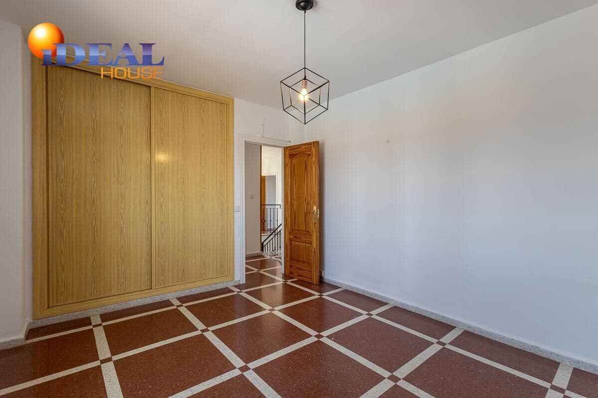 4 bedroom Villa for sale in Peligros with pool garage - € 430,000 (Ref: 9434116)