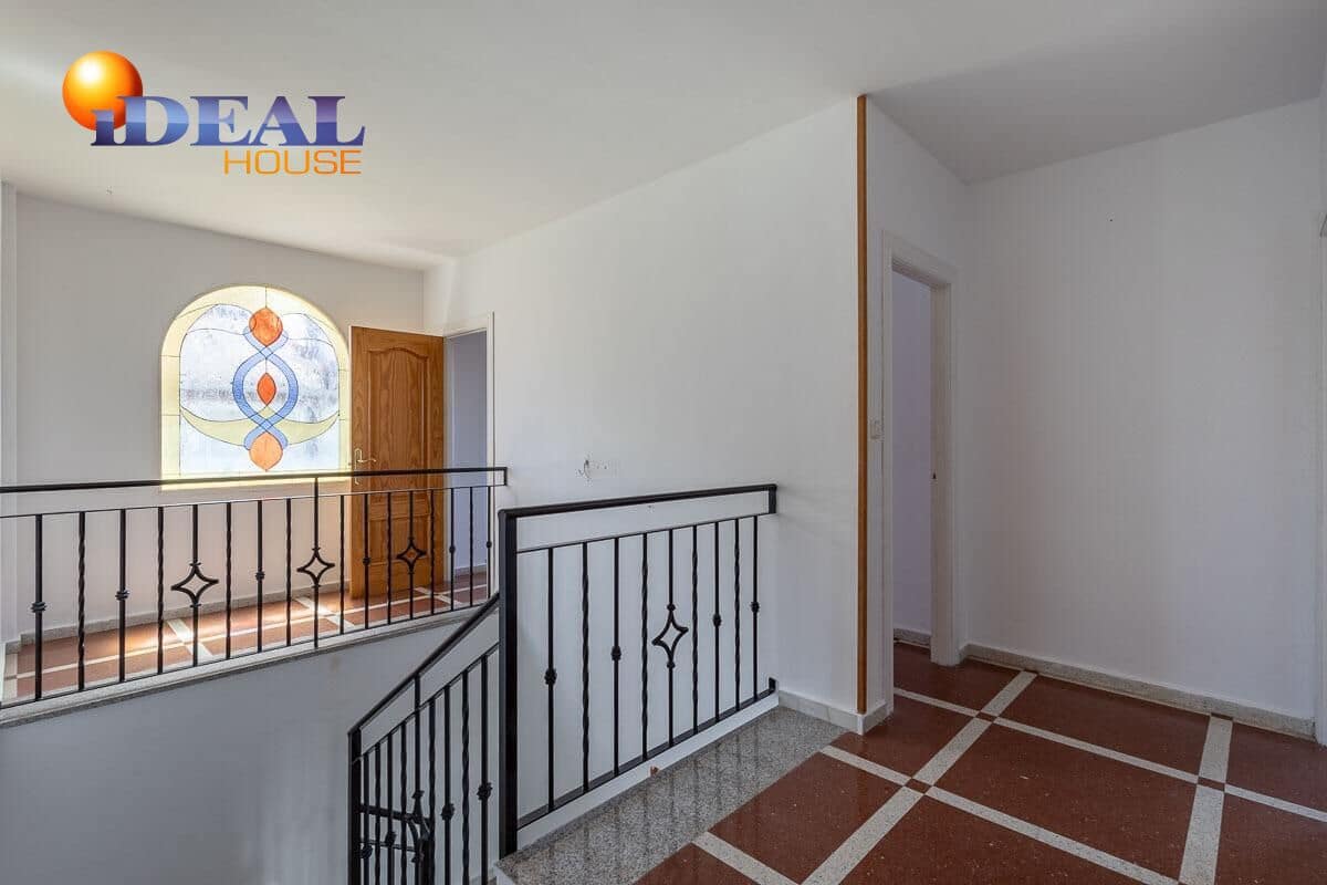 4 bedroom Villa for sale in Peligros with pool garage - € 430,000 (Ref: 9434116)