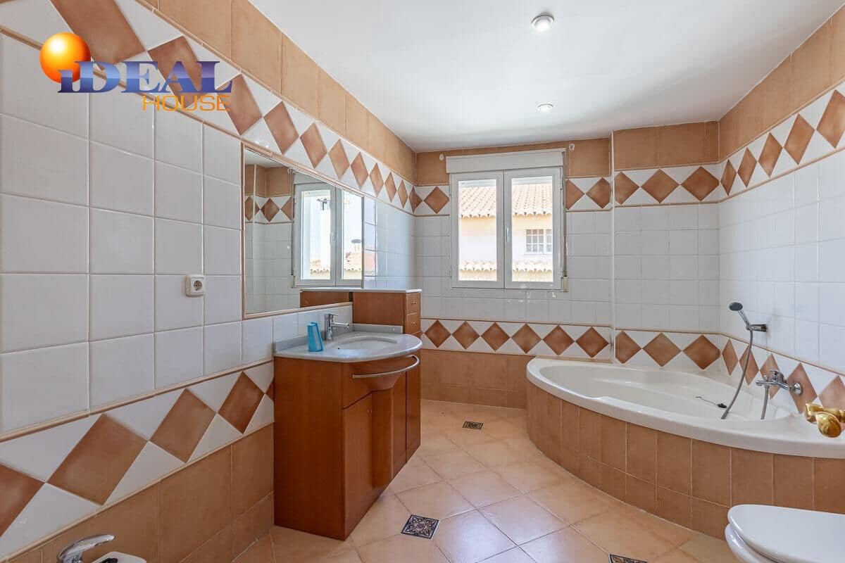 4 bedroom Villa for sale in Peligros with pool garage - € 430,000 (Ref: 9434116)