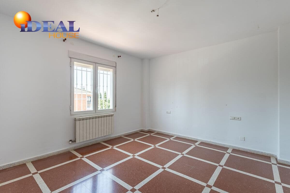 4 bedroom Villa for sale in Peligros with pool garage - € 430,000 (Ref: 9434116)