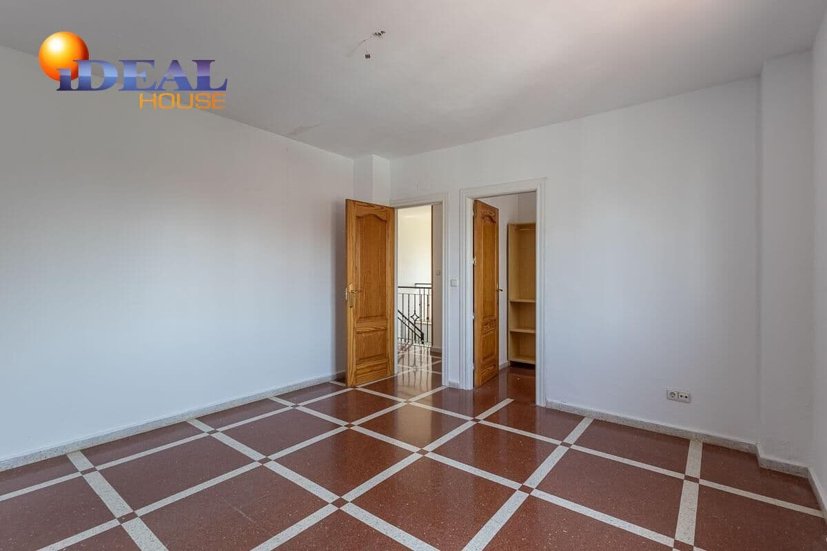 4 bedroom Villa for sale in Peligros with pool garage - € 430,000 (Ref: 9434116)