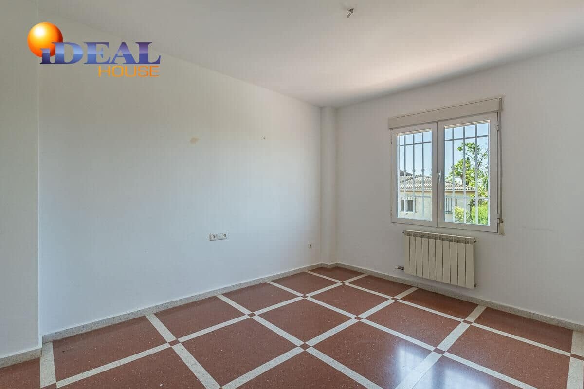 4 bedroom Villa for sale in Peligros with pool garage - € 430,000 (Ref: 9434116)