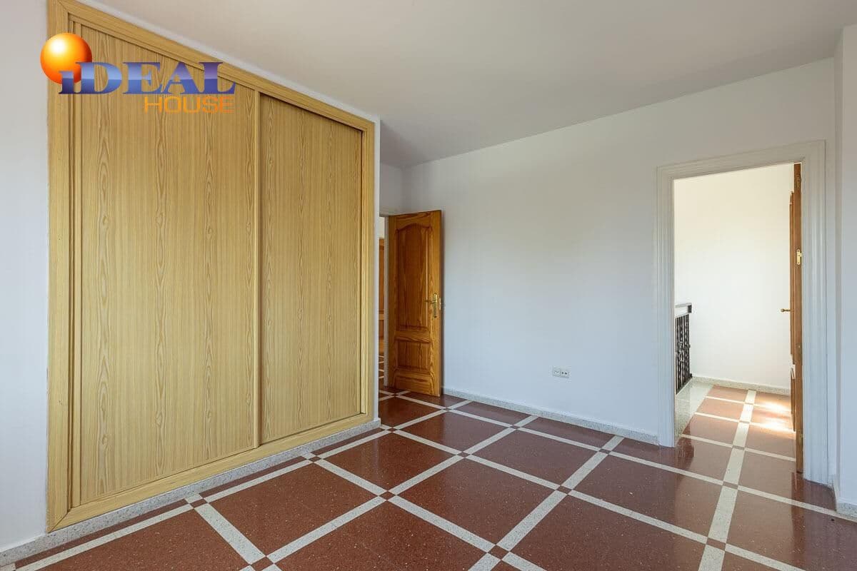 4 bedroom Villa for sale in Peligros with pool garage - € 430,000 (Ref: 9434116)