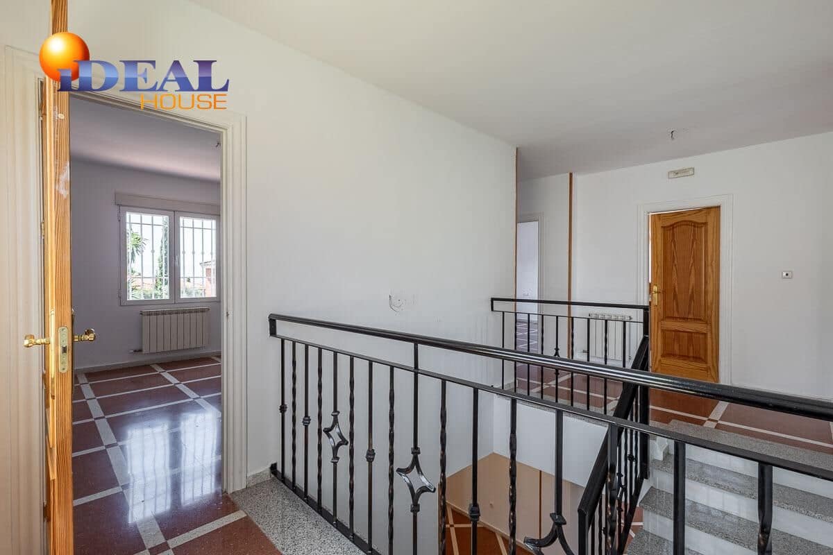 4 bedroom Villa for sale in Peligros with pool garage - € 430,000 (Ref: 9434116)