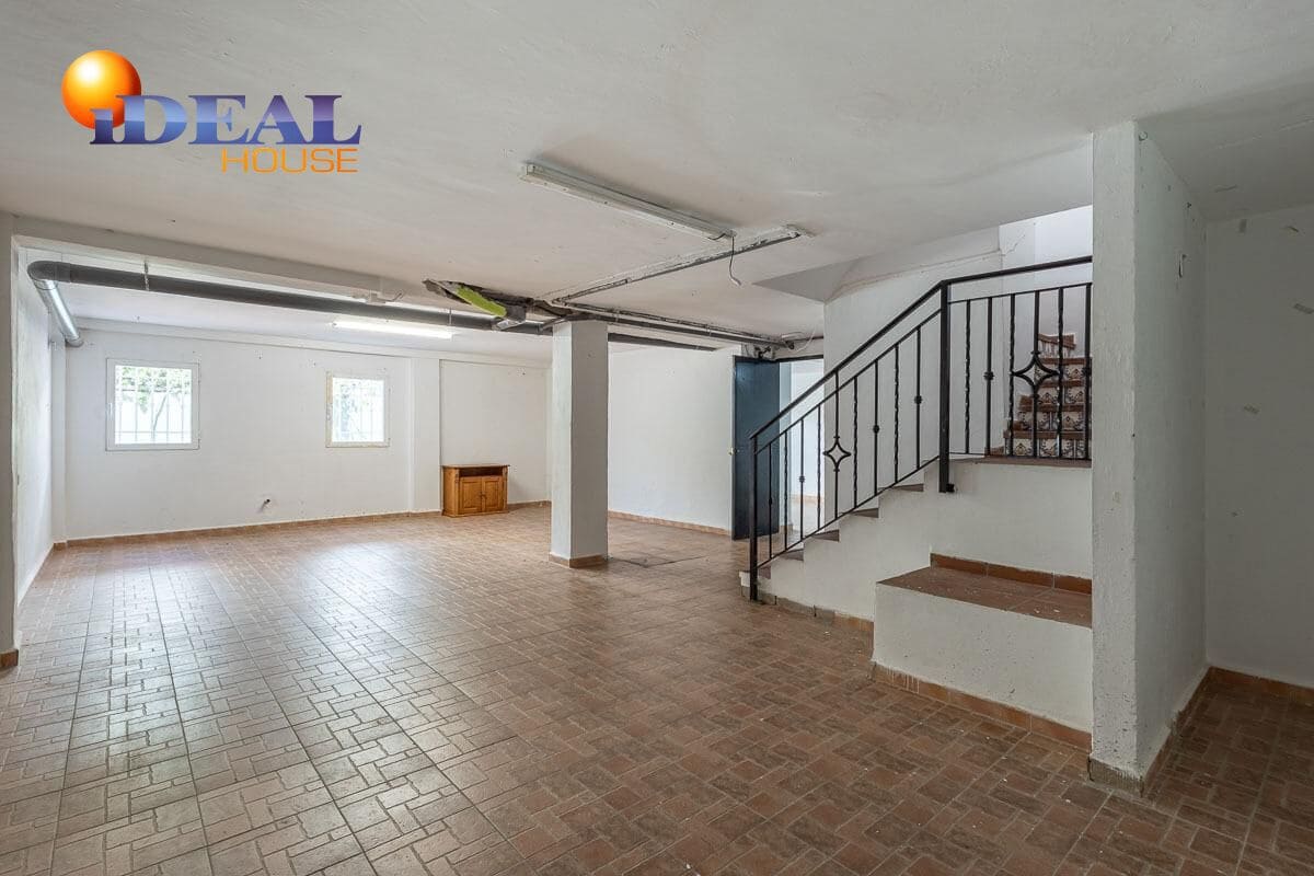 4 bedroom Villa for sale in Peligros with pool garage - € 430,000 (Ref: 9434116)