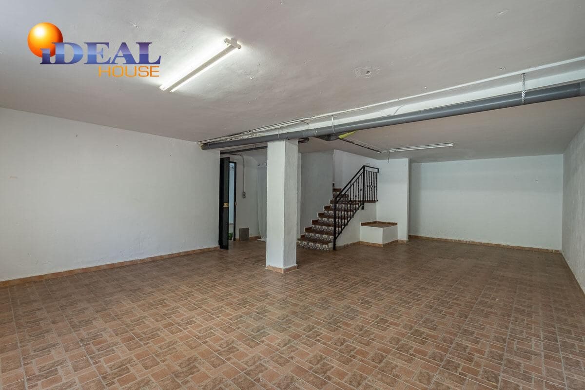 4 bedroom Villa for sale in Peligros with pool garage - € 430,000 (Ref: 9434116)