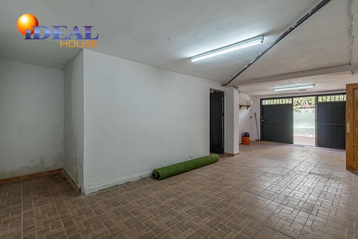 4 bedroom Villa for sale in Peligros with pool garage - € 430,000 (Ref: 9434116)