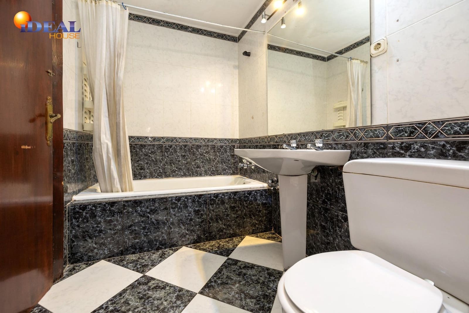 6 bedroom Flat for sale in Granada city - € 570,000 (Ref: 9434121)