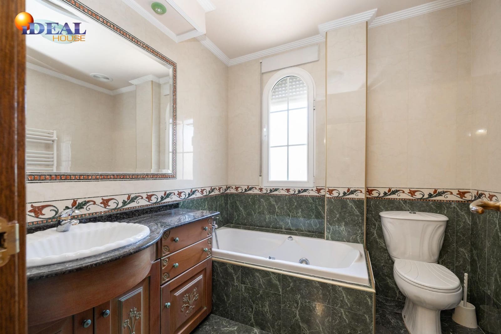 8 bedroom Villa for sale in Monachil with pool garage - € 490,000 (Ref: 9434125)