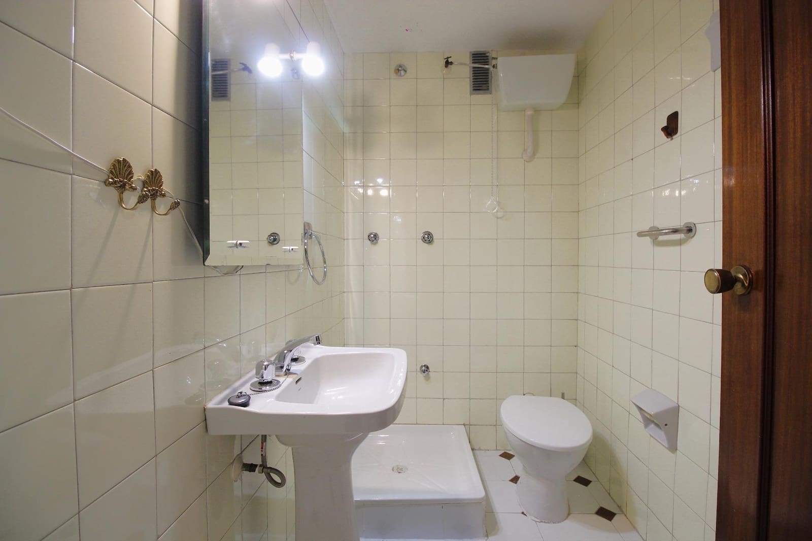 4 bedroom Flat for rent in Granada city - € 1,000 (Ref: 9434126)