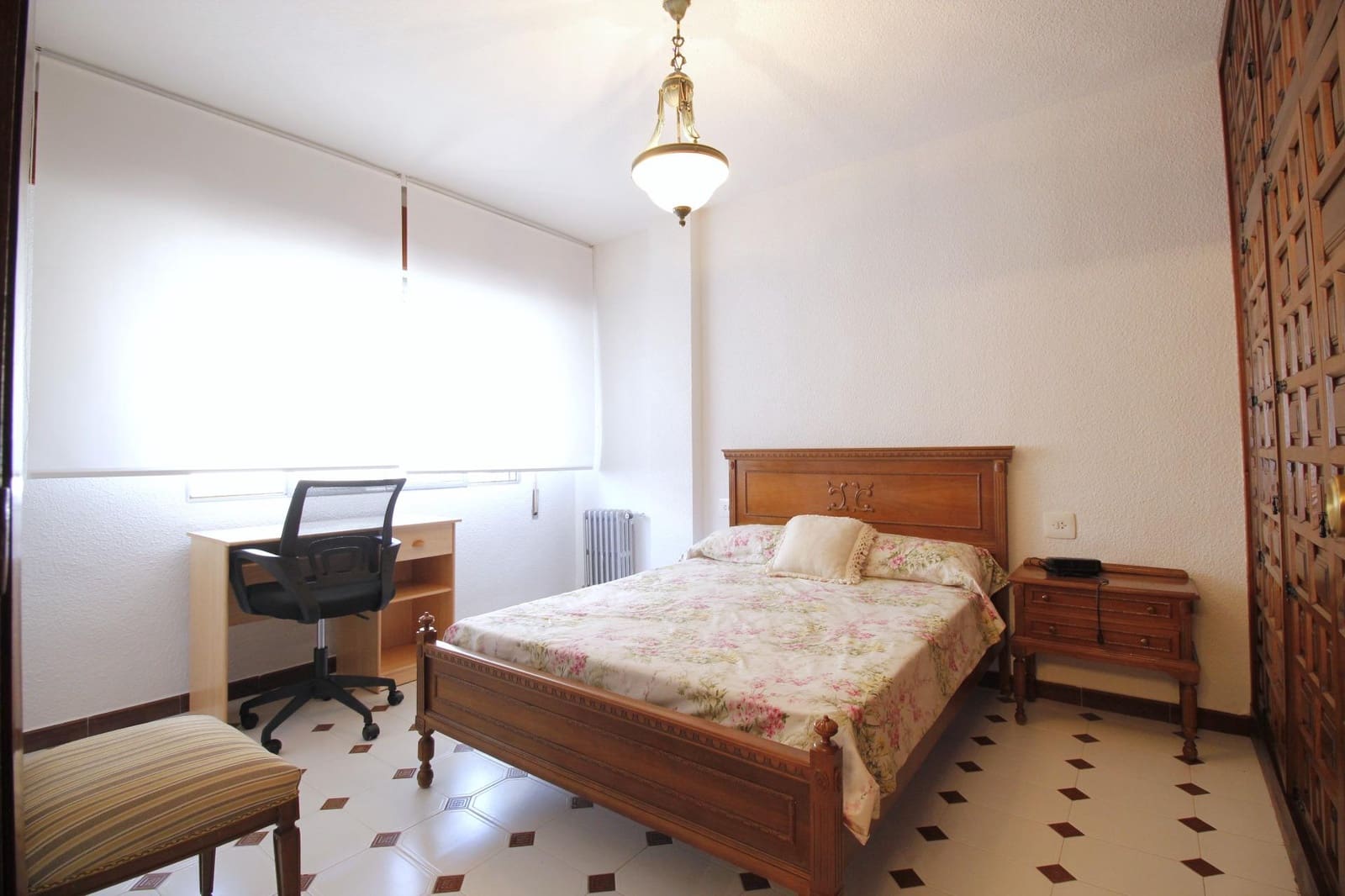 4 bedroom Flat for rent in Granada city - € 1,000 (Ref: 9434126)