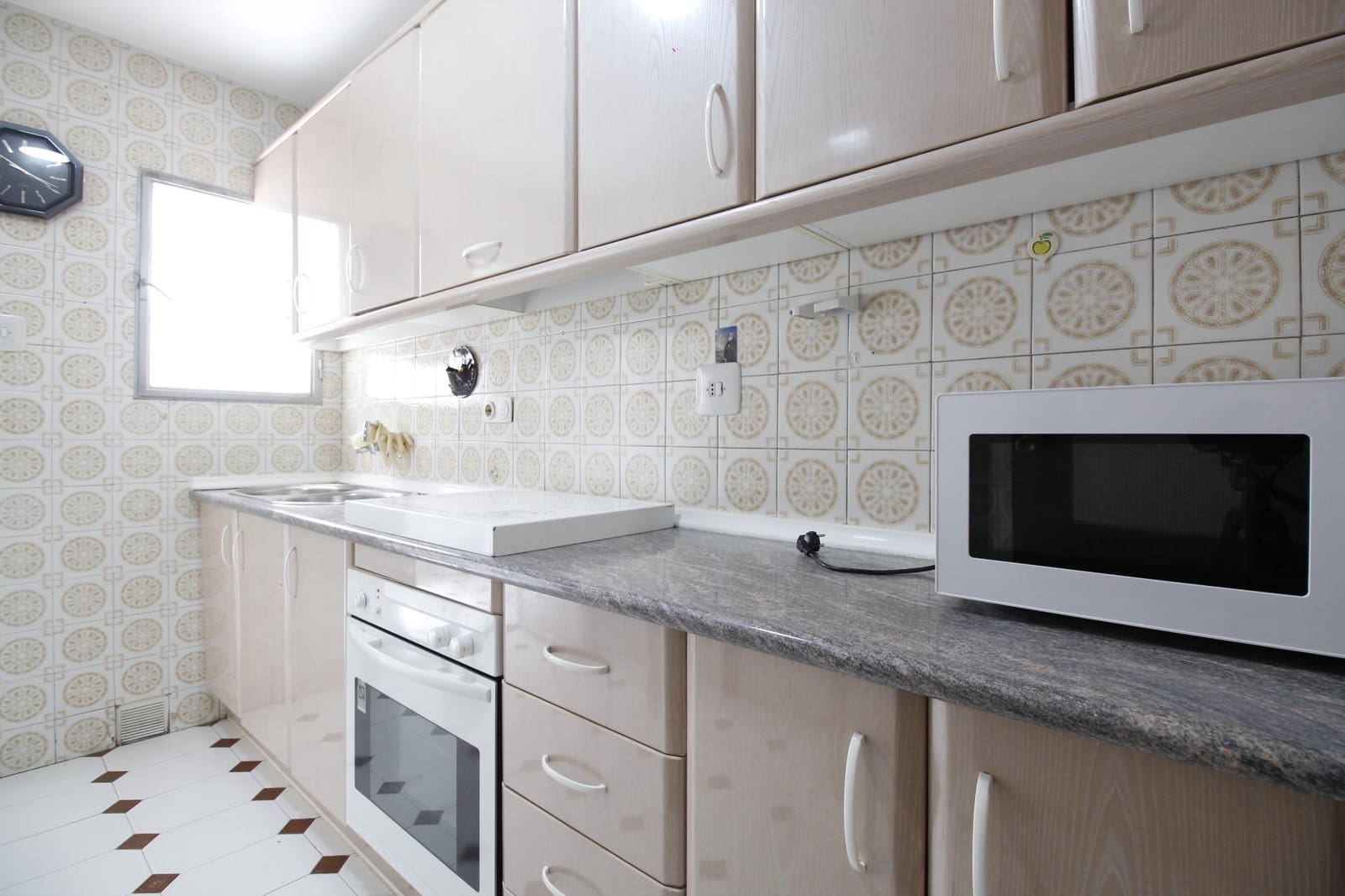 4 bedroom Flat for rent in Granada city - € 1,000 (Ref: 9434126)