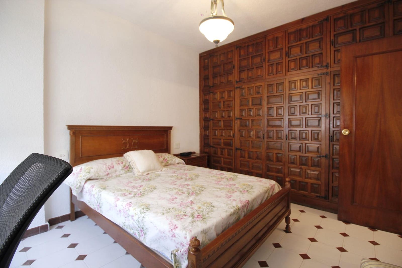 4 bedroom Flat for rent in Granada city - € 1,000 (Ref: 9434126)