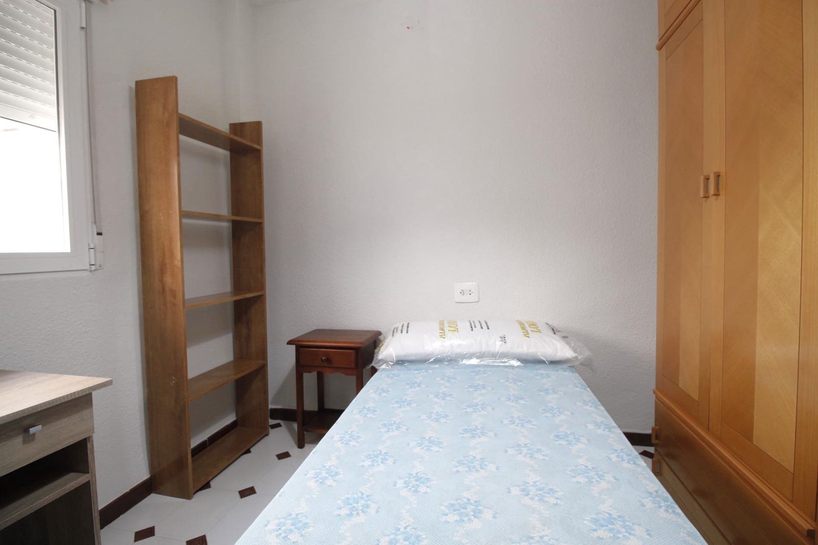 4 bedroom Flat for rent in Granada city - € 1,000 (Ref: 9434126)