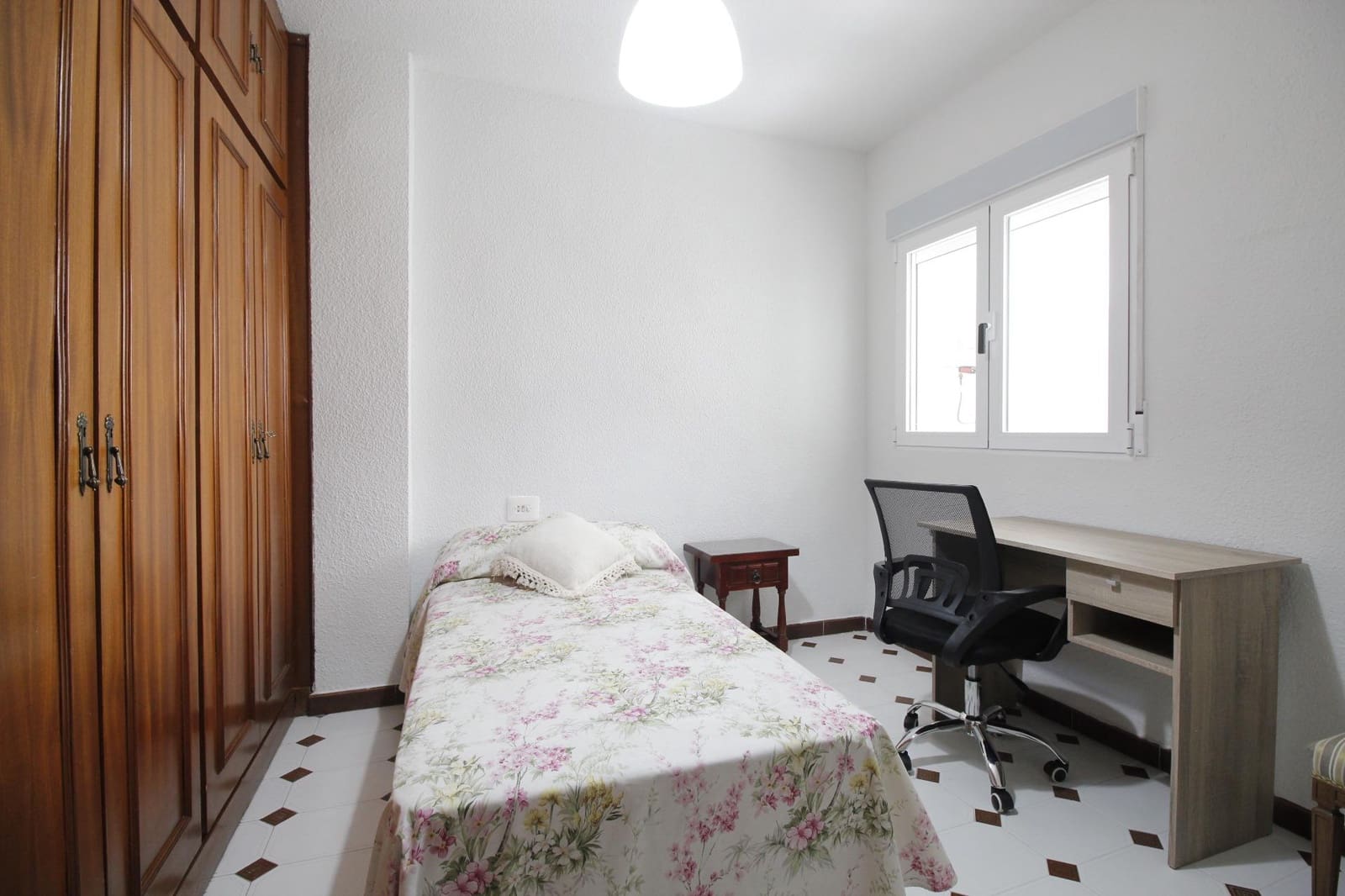 4 bedroom Flat for rent in Granada city - € 1,000 (Ref: 9434126)