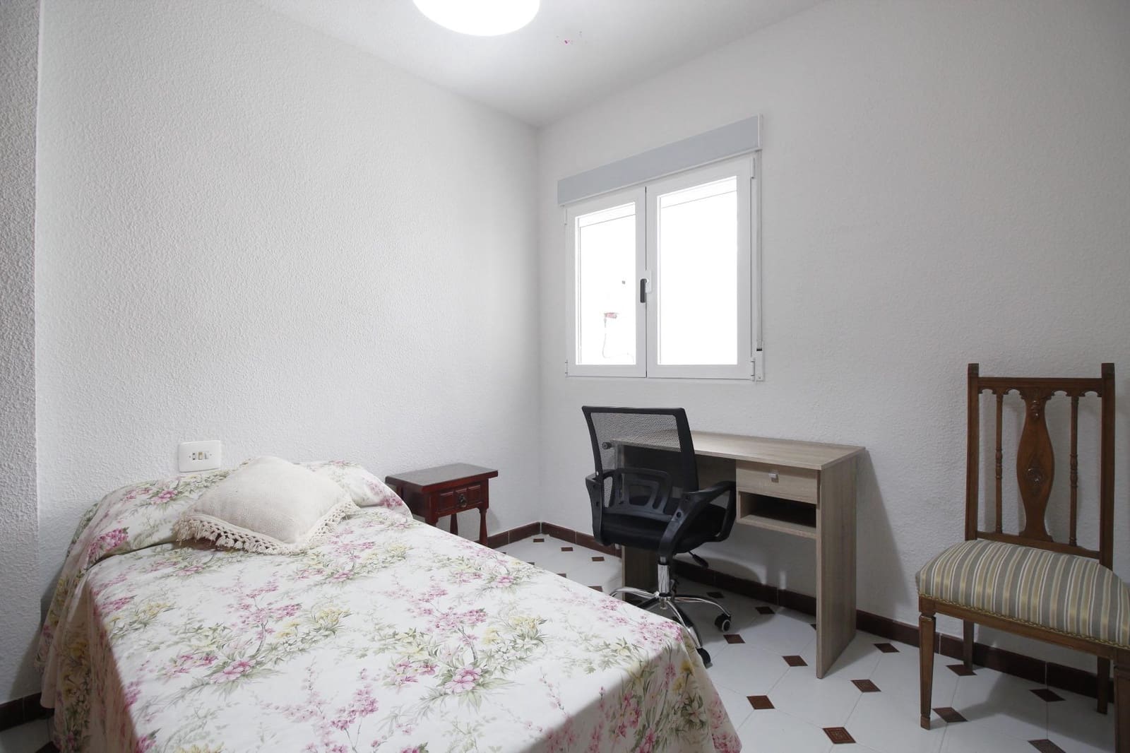 4 bedroom Flat for rent in Granada city - € 1,000 (Ref: 9434126)