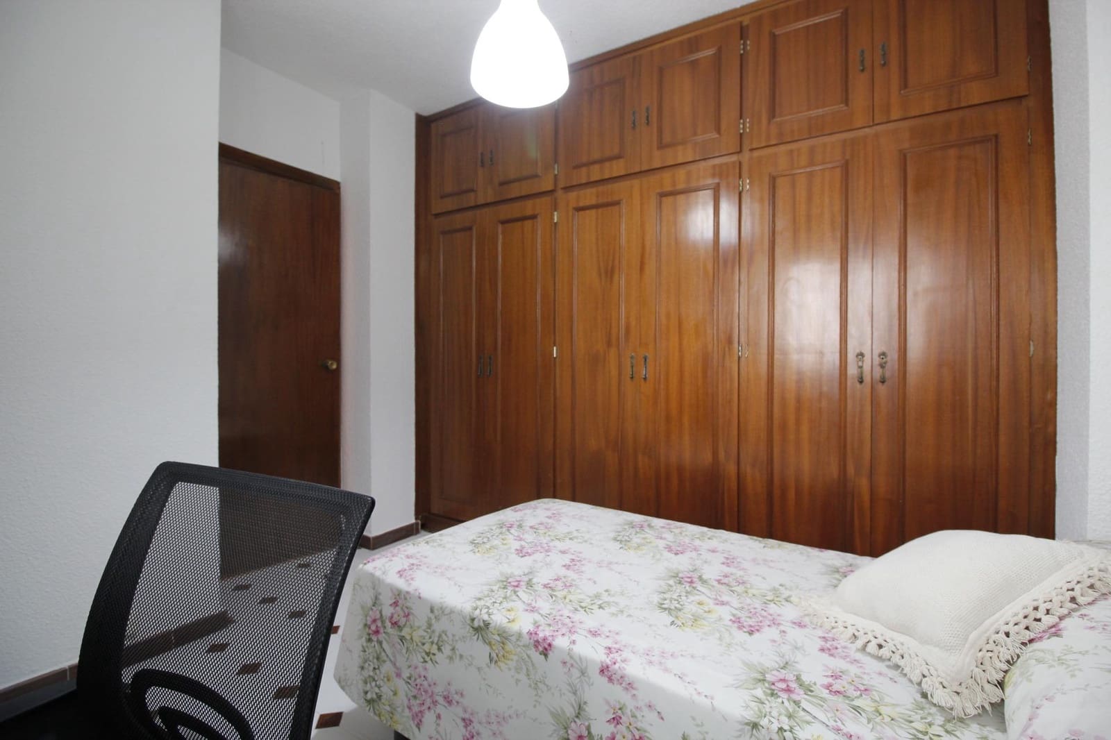 4 bedroom Flat for rent in Granada city - € 1,000 (Ref: 9434126)