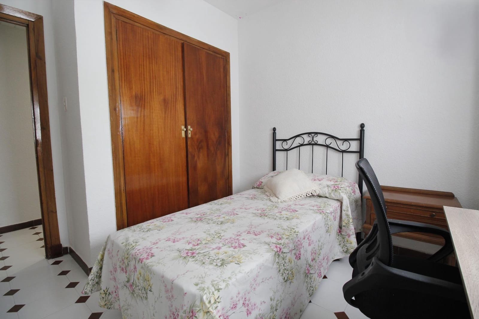 4 bedroom Flat for rent in Granada city - € 1,000 (Ref: 9434126)